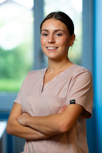 Nell,<br>Assistante dentaire